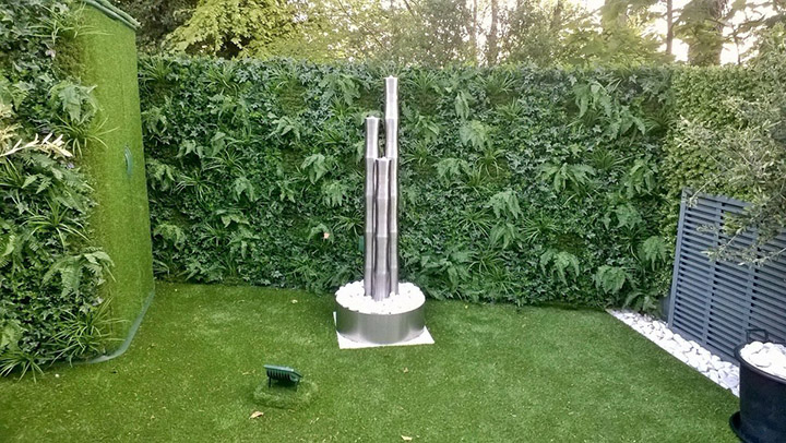 仿真草皮裝飾的庭院圍墻