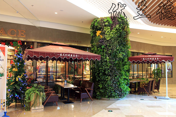 使用仿真植物裝飾的商場柱子