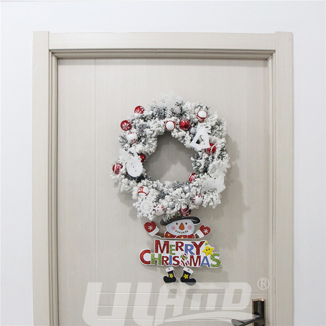 懸掛在門上的圣誕花環