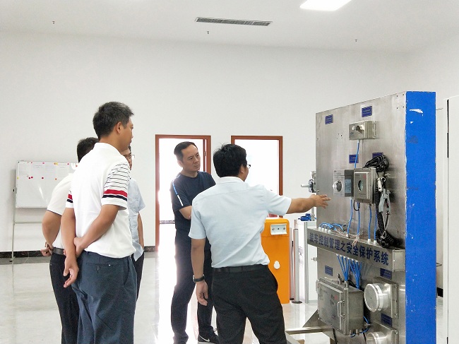 熱烈歡迎山東榮信集團(tuán)領(lǐng)導(dǎo)蒞臨深?yuàn)W圖總部洽談合作