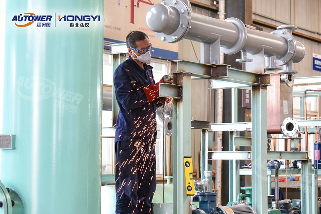     LNG氣化調壓撬的調試和注意事項,關于LNG氣化調壓撬站的安全管理工作。  LNG氣化調壓撬的調試和注意事項  ①制定合理的操作規(guī)章制度      應制定合理的LNG裝卸車操作規(guī)程、LNG儲罐倒罐操作規(guī)程、LNG氣化器操作規(guī)程、BOG復熱器操作規(guī)程、儲罐自增壓操作規(guī)程、EAG復熱器操作規(guī)程、卸車增壓器操作規(guī)程、橇裝式調壓器操作規(guī)程、BOG計量橇操作規(guī)程、LNG離心泵操作規(guī)程、天然氣加臭機操作規(guī)程、中心調度控制程序切換操作規(guī)程、消防水泵操作規(guī)程、LNG氣化站管道設備維護保養(yǎng)技術和操作手冊等。  ②建立臺賬，管理設備技術資料      應建立維護記錄、巡查巡檢記錄、進出人員管理記錄、各類操作記錄、應急演練記錄、安全活動記錄，管理好設備有關技術資料和各類原始資料等。  ③制定天然氣管道、廠站事故應急預案      應依據(jù)有關法律、法規(guī)及相關規(guī)定，并結合企業(yè)制度及實際情況，制定天然氣管道、廠站事故應急預案。預案應包含事故不利因素的分析、事故危害、事故分級、事故處理響應等級、處理的程序及后期處理。應經常開展不同等級的事故演練和對搶修裝備進行檢查，大型的事故演練要聯(lián)合當?shù)毓蚕馈踩芾聿块T一同進行。  LNG氣化調壓撬的調試和注意事項  ④嚴格執(zhí)行上崗考試制度      各類操作人員獨立操作前必須經過公司有關部門組織的考試，成績合格后方可獨立上崗。  ⑤加強對消防、防雷、防靜電設備檢查和管理      加強對LNG氣化站防雷、防靜電設備的定期檢查和維護保養(yǎng)，著重對消防水池、消防泵、消防水炮、儲罐噴淋管及干粉滅火器進行檢查?？扇細怏w報警設備需定期維護，確保其完好